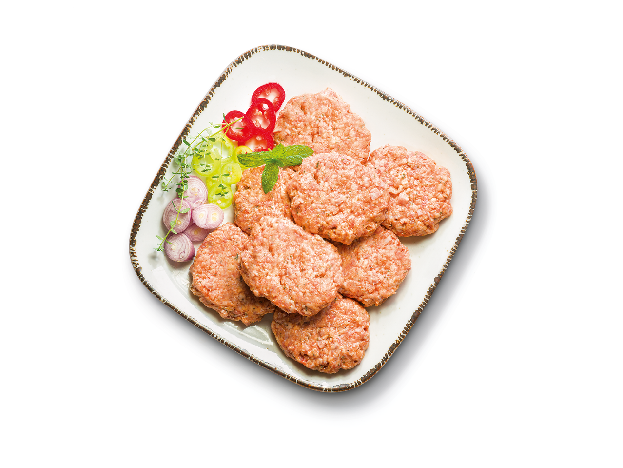 Сурови кюфтета с подправки, червен лук и чушки на бяла чиния.