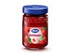 Een pot aardbeienjam met een blauw deksel en een label met aardbeien.