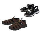 Zwei Paar Trekkingsandalen: ein Paar schwarze Sandalen und ein Paar braune geschlossene Sandalen.