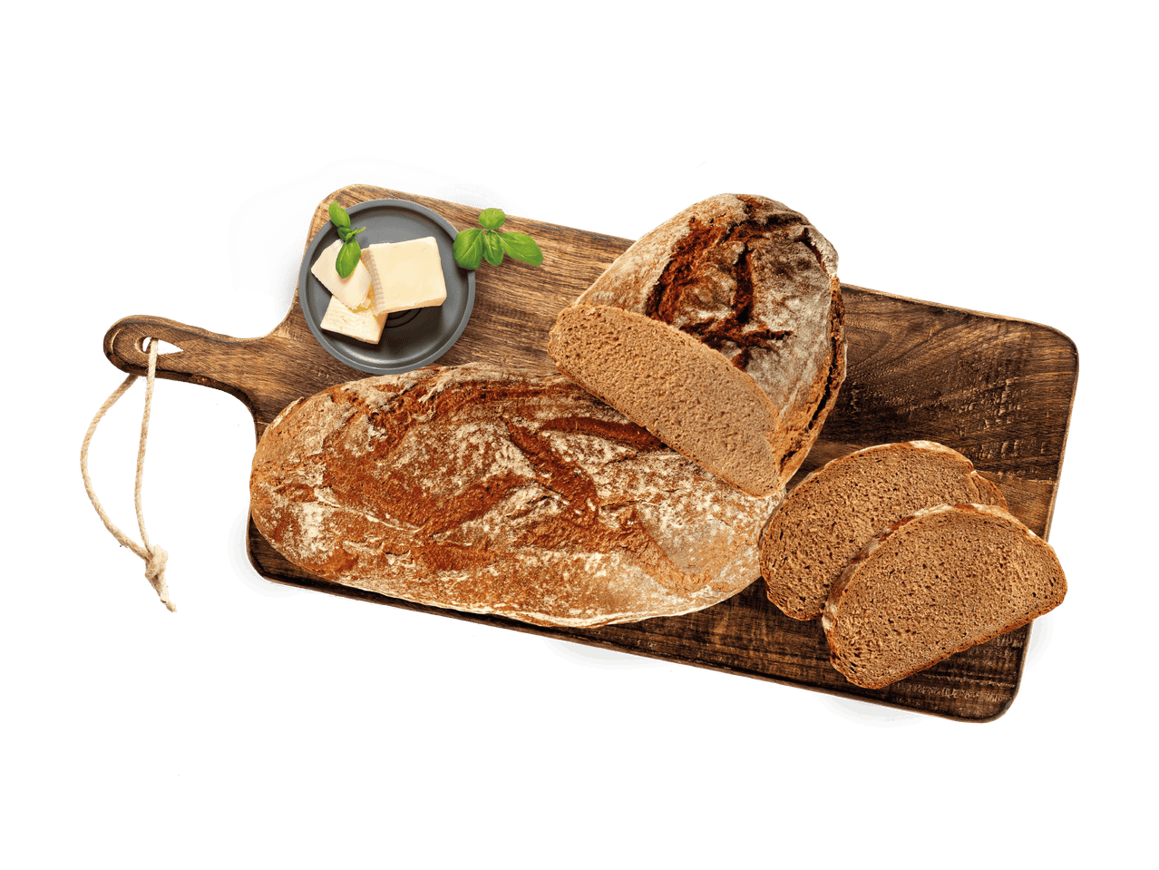 Brotlaibe und geschnittenes Brot auf einem Holzbrett mit Butter und Basilikum.