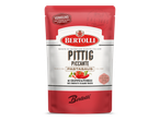 Pittige pastasaus in een rode en witte verpakking met chilipeper en peterselie.