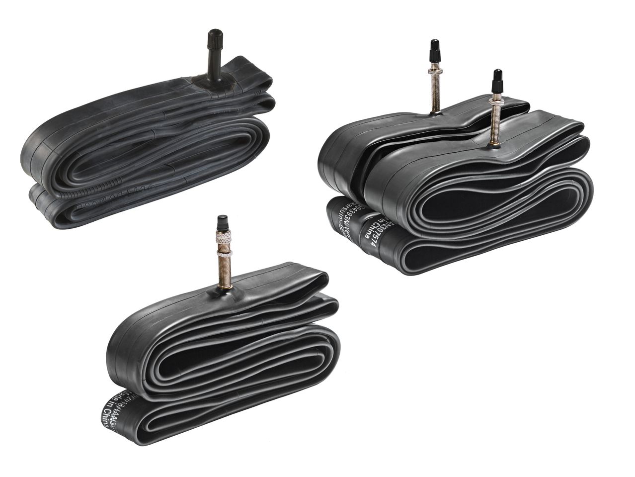 Drei gefaltete Fahrradschläuche mit Ventilen, zwei mit Presta-Ventilen und einer mit Schrader-Ventil.