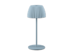 Hellblaue Stehlampe mit plissiertem Schirm auf schwarzem Hintergrund.