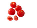 Tomates cereja vermelhos frescos com gotas de água, alguns inteiros e outros cortados.