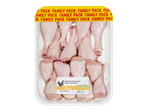 Un paquet familial de pilons de poulet crus dans un plateau en plastique transparent.