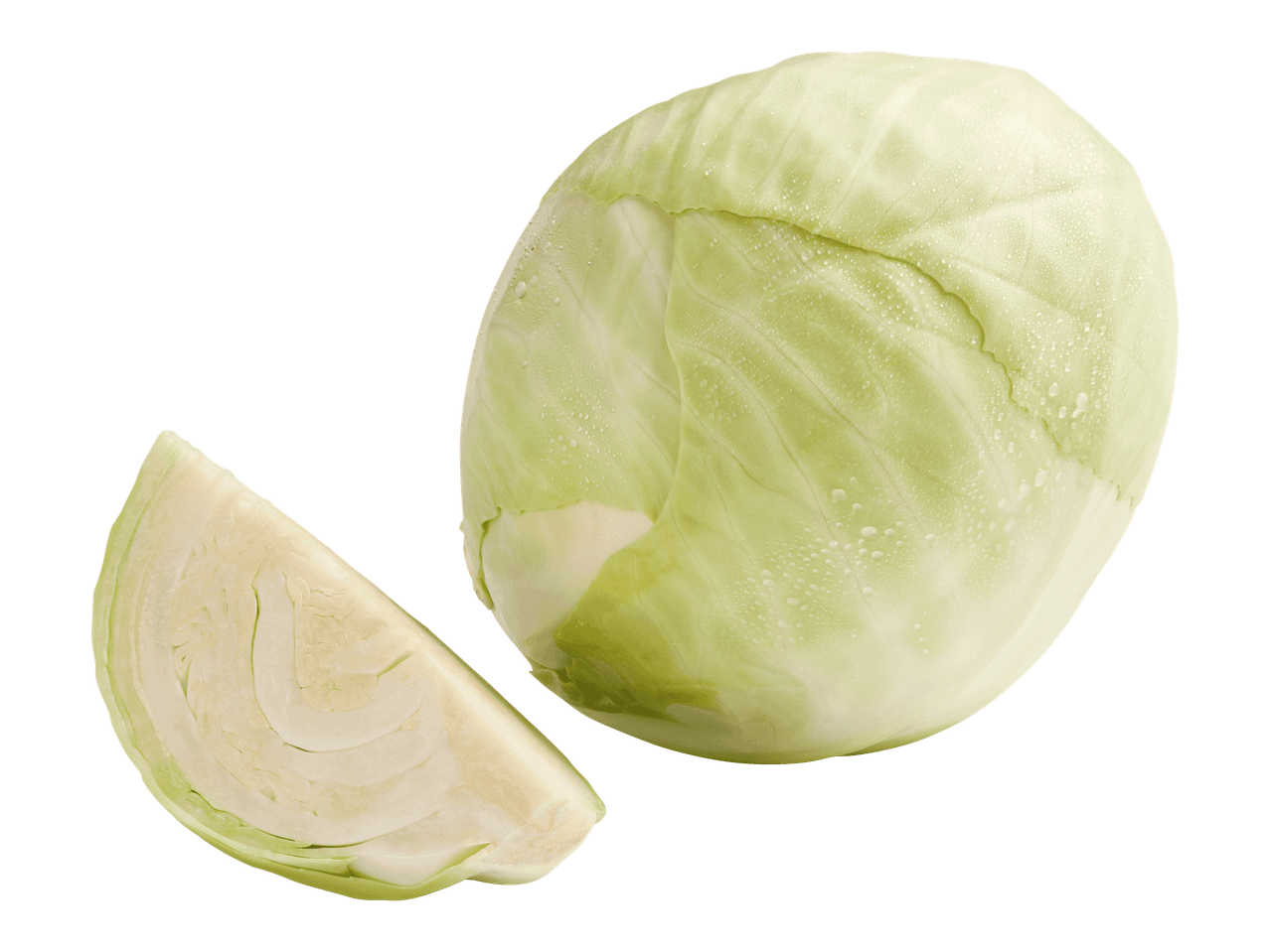 Tuoretta valkokaalia ja viipale mustalla taustalla.