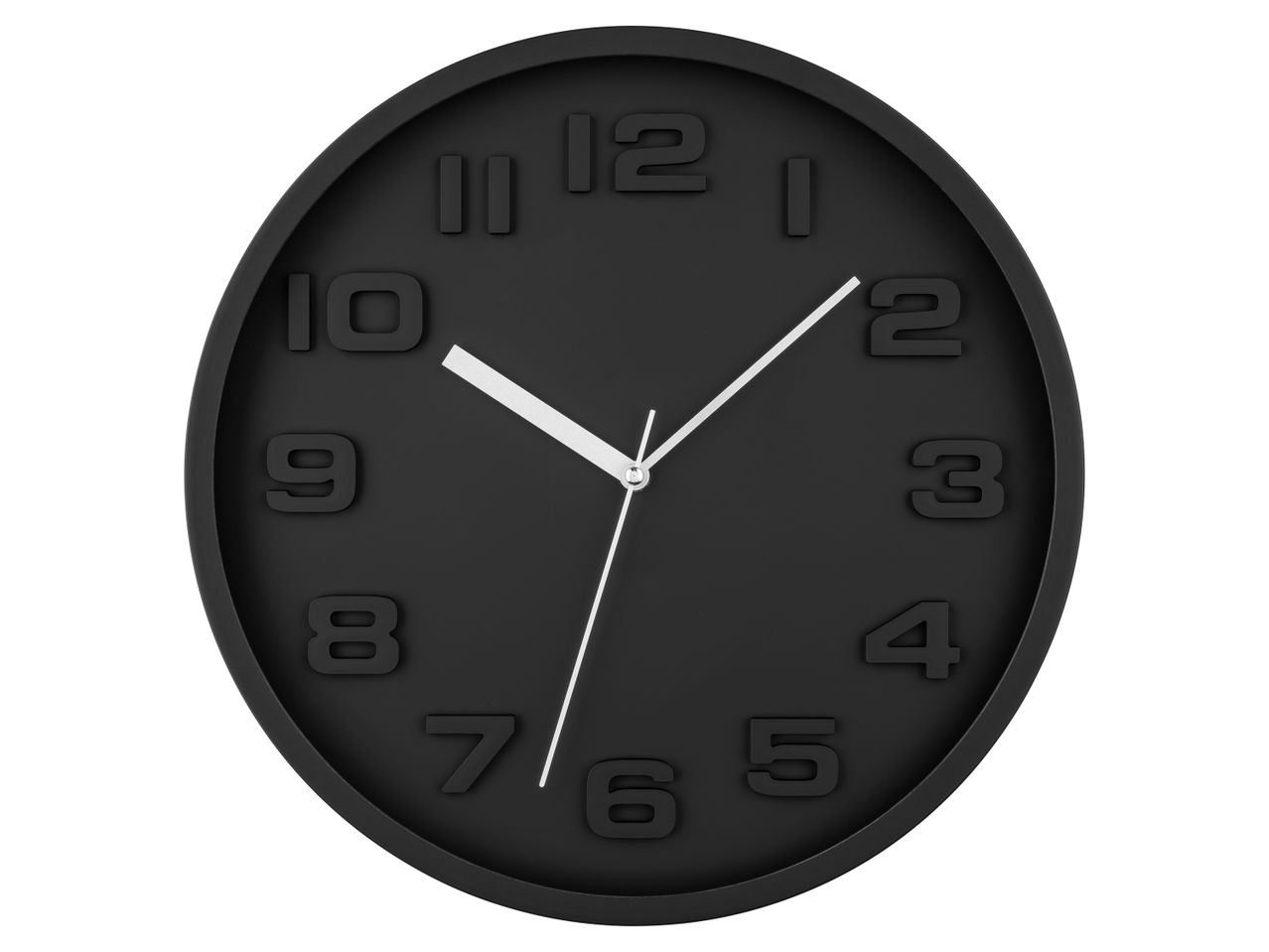 Orologio da parete nero con numeri in rilievo.