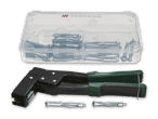 Ein Parkside-Hohlraumdübel-Set mit Zange und Dübeln in einer transparenten Box.