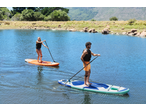 Duas pessoas a praticar paddleboard num lago com pranchas Crivit.