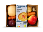Verspakket pompoensoep met ingrediënten zoals pompoen, wortels, ui, knoflook en appel.
