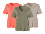 Tri ženske majice s kratkimi rokavi v koralni, kaki in bež barvi.