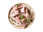 Vitello Tonnato mit Kapern und Petersilie auf einem Teller