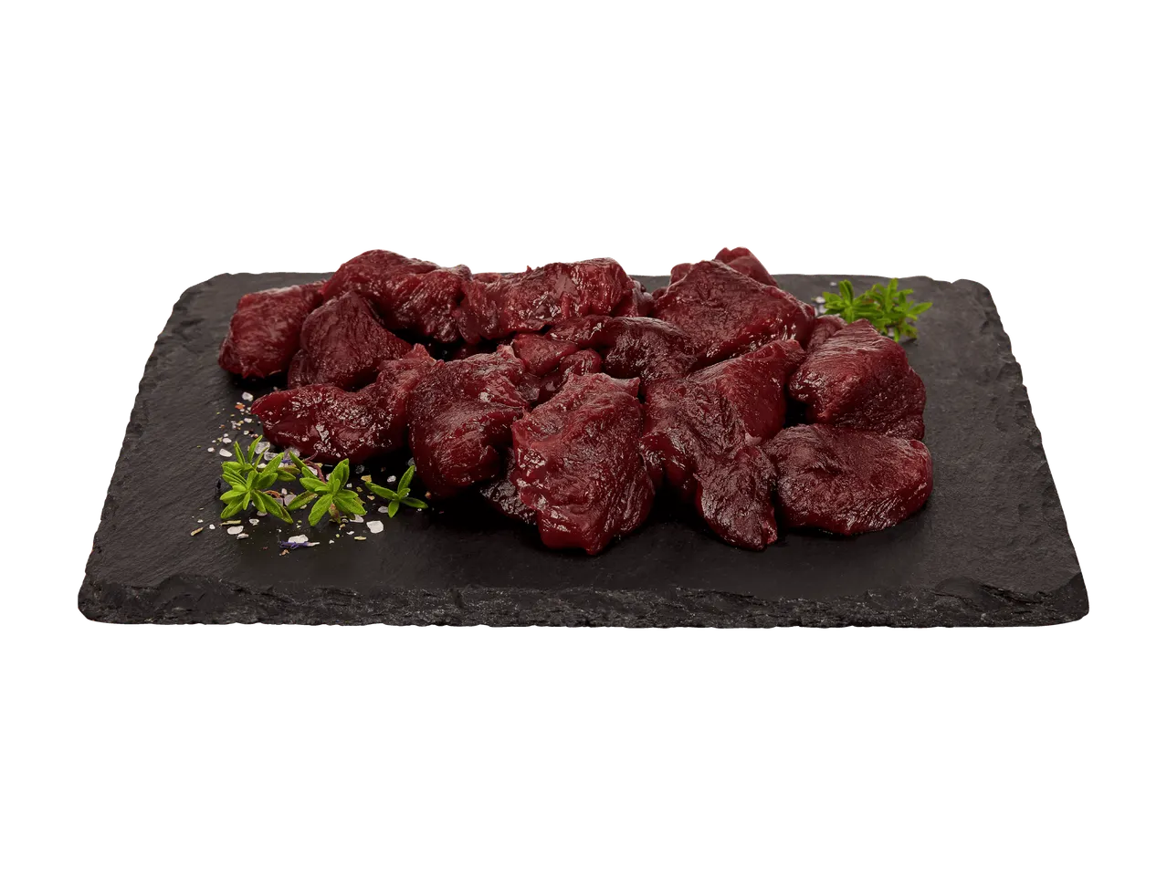 Pezzi di carne fresca di selvaggina su un vassoio di ardesia nera.