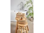 Due cesti portaoggetti in vimini su sgabelli di legno in un bagno moderno.