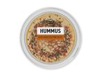 Hummus med ristede pinjekerner, toppet med krydderier, i en rund beholder, 175g.