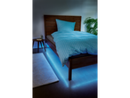 Lumini LED albastre sub un pat din lemn cu lenjerie de pat albastră.