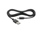 Cabo USB-A para USB-C preto, enrolado sobre um fundo preto.