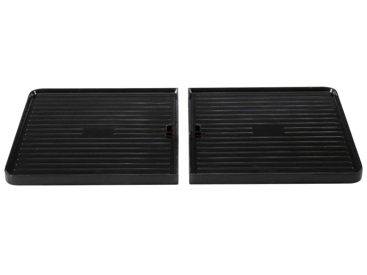Две черни оребрени плочи за грил, поставени една до друга.