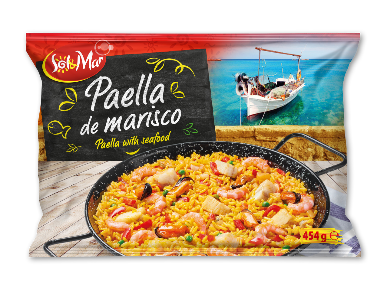 Emballage til paella med skaldyr, der viser en pande med paella og en fiskerbåd i baggrunden.