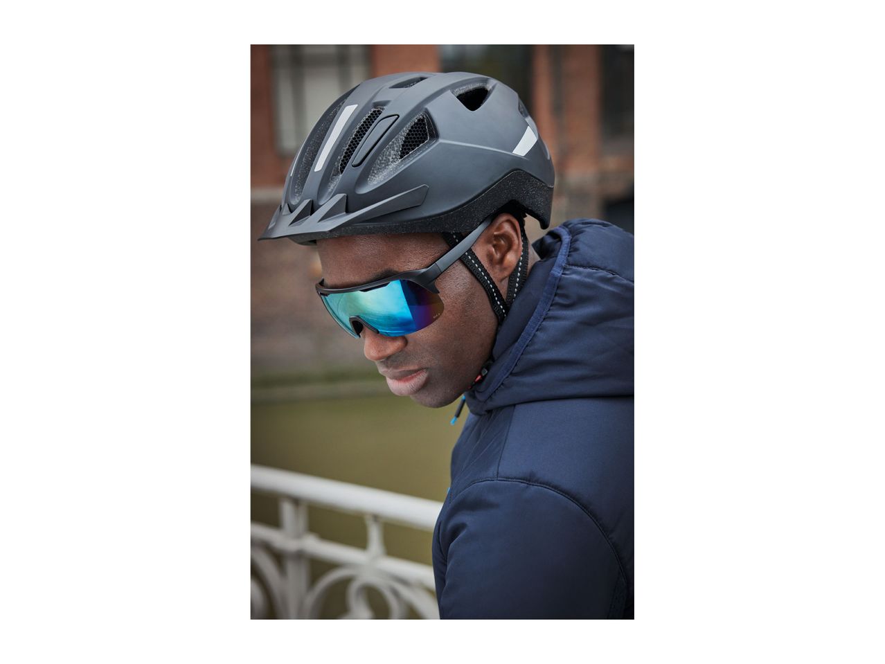 Go to full screen view: Crivit Bike Helmet with Rear Light - Image 4