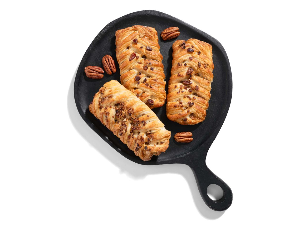 Három pekan dió pite egy fekete táblán.