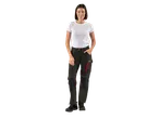 Mulher sorrindo vestindo camiseta branca e calça de trabalho preta.