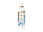Λευκή φιάλη σπρέι μαλλιών Pantene Pro-V Ultra Strong Hold με χρυσές και μπλε λεπτομέρειες.