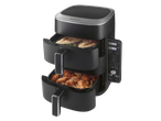 Kétkosaras forrólevegős sütő digitális kijelzővel, csirkemellel és csirkeszárnyakkal.