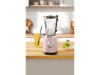 Liquidificador SilverCrest rosa com gelo em uma mesa de madeira.