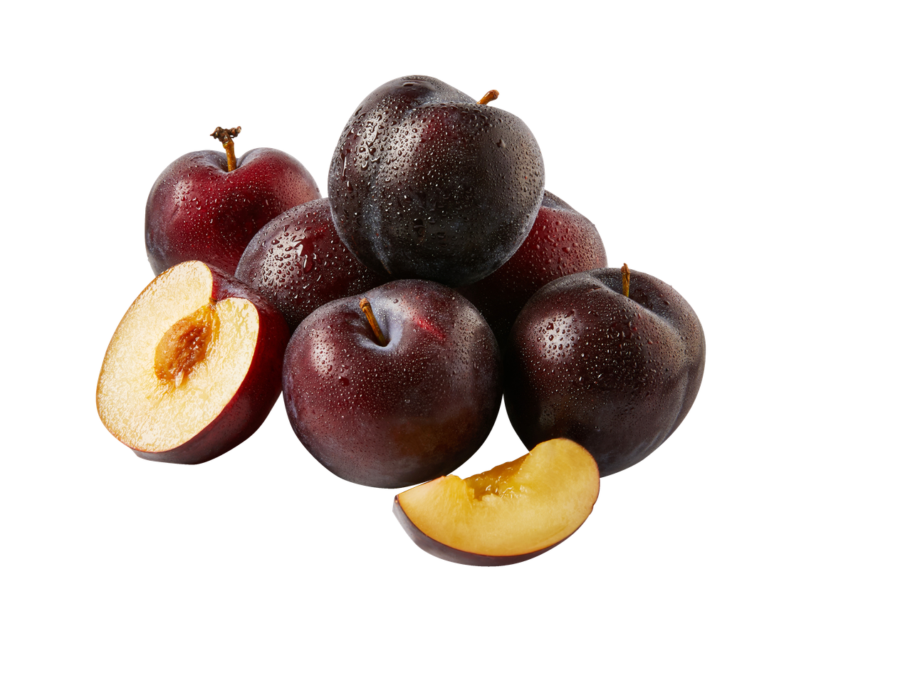 Värsked terved ja lõigatud ploomid veepiiskadega mustal taustal.