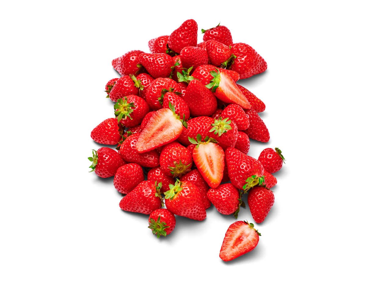 Een hoop verse, rode aardbeien tegen een zwarte achtergrond.