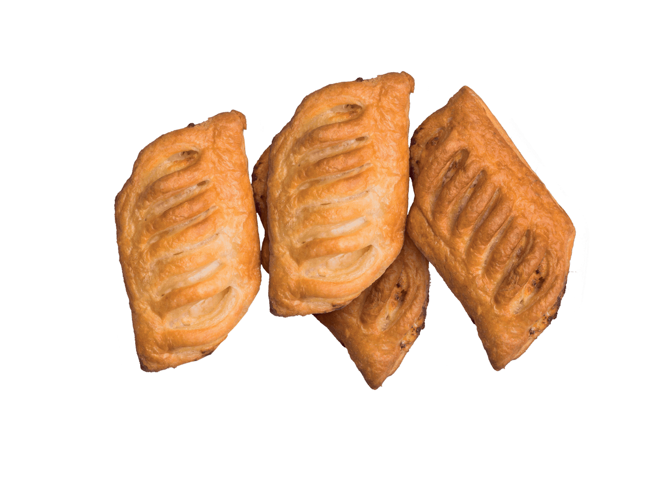 Keturios auksinės, sluoksniuotos tešlos bandelės su įpjovomis, išdėliotos ant juodo fono.