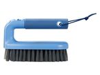 Brosse de nettoyage bleue avec manche.