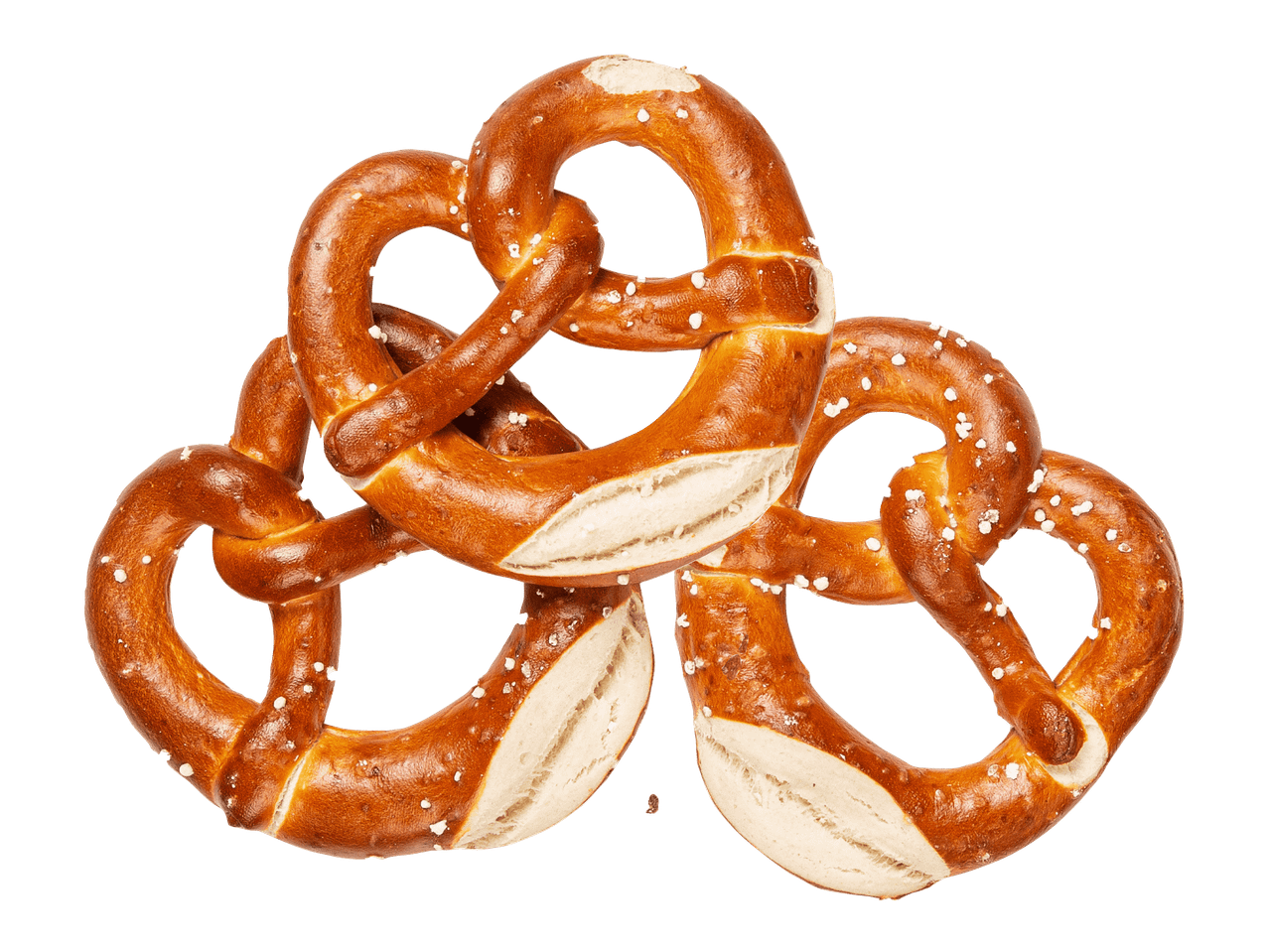 Kolme suolattua, ruskeaa ja paistettua pretzeliä mustalla taustalla.