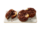 Brownie NY-style cheesecakes op een witte schaal.