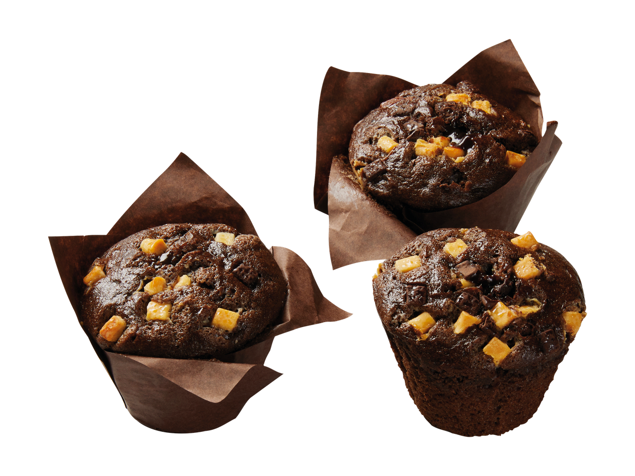 Kolme suklaamuffinia, joissa on suklaapaloja ja toffeepaloja.