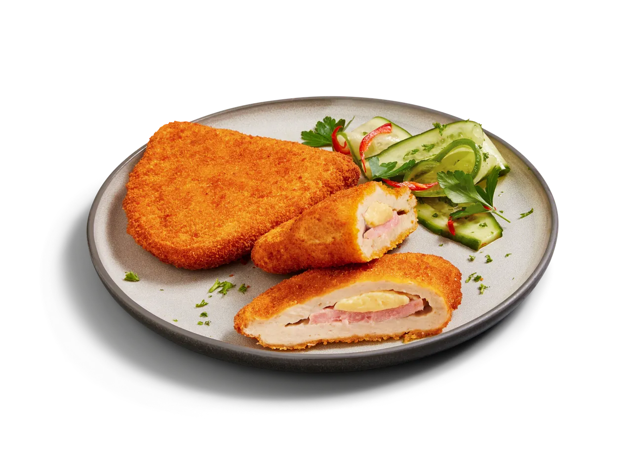 Gebratene Cordon bleu Schnitzel mit Gurkensalat.