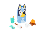 Mala de brincar Bluey azul com acessórios de campismo: walkie-talkie, bússola, caneca, fogueira e espeto.