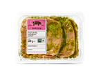 Gemarineerde varkensfilets in een plastic schaal.