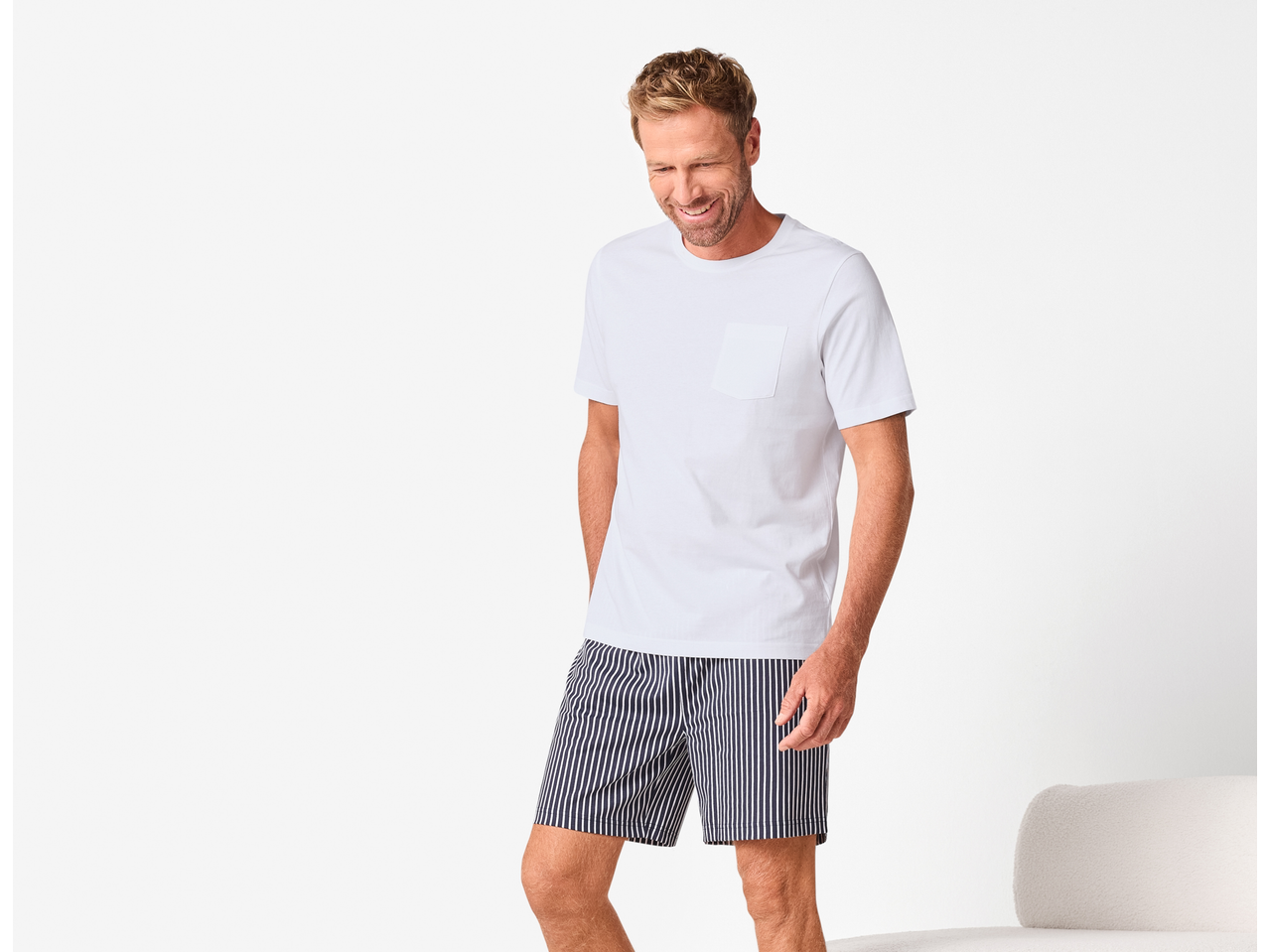 Esmara men letnja pidžama: bela majica i prugasti šorts