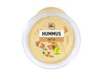 Hummus Natur in einer transparenten Verpackung mit Kichererbsen und Pinienkernen
