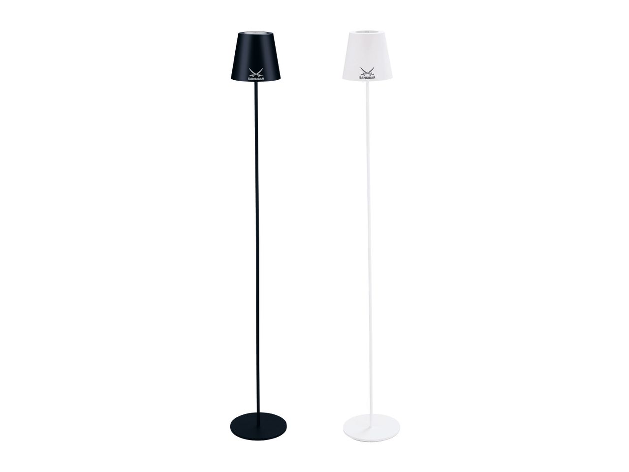 Zwei Stehlampen, eine schwarze und eine weiße, mit konischen Schirmen und runden Füßen.
