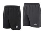 To par sportsshorts i sort og mørkegrå med elastik i taljen og et hvidt logo på benet.