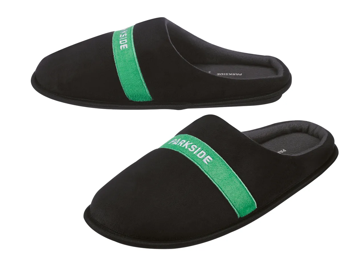 Due pantofole nere con una striscia verde e un'etichetta bianca.