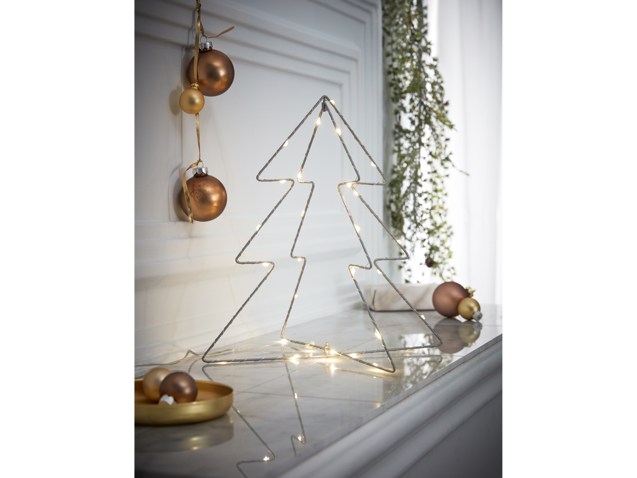 Livarno Home LED-jõulupuu dekoratsioon kaminas koos jõulukuulidega.