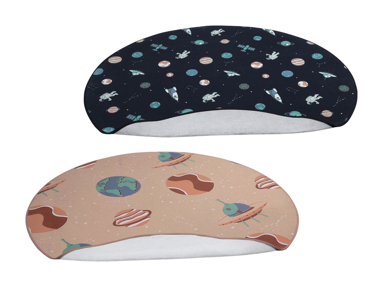 Deux tapis ronds pour enfants, à thème spatial, un bleu nuit et un beige clair.
