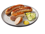Gegrilde knoflook braadworsten, komkommer-aardappelsalade en mosterd op een bord.
