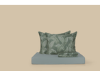 Conjunto de lençóis de cetim de algodão verde com padrão de folhas e almofadas a condizer.