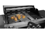 Frango grelhado em uma churrasqueira de aço inoxidável.