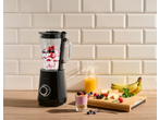 Liquidificador SILVERCREST com bagas e iogurte, ao lado de fruta e sumo.